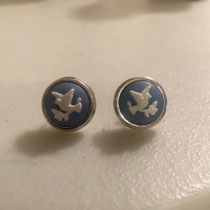 Avon vintage 1983 cameo silhouette dove olive branch earrings blue white silver